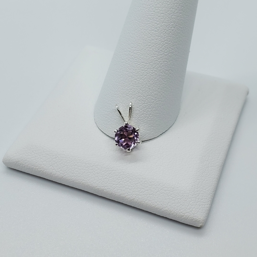 Silver and Amethyst .75ct pendant. NWT!